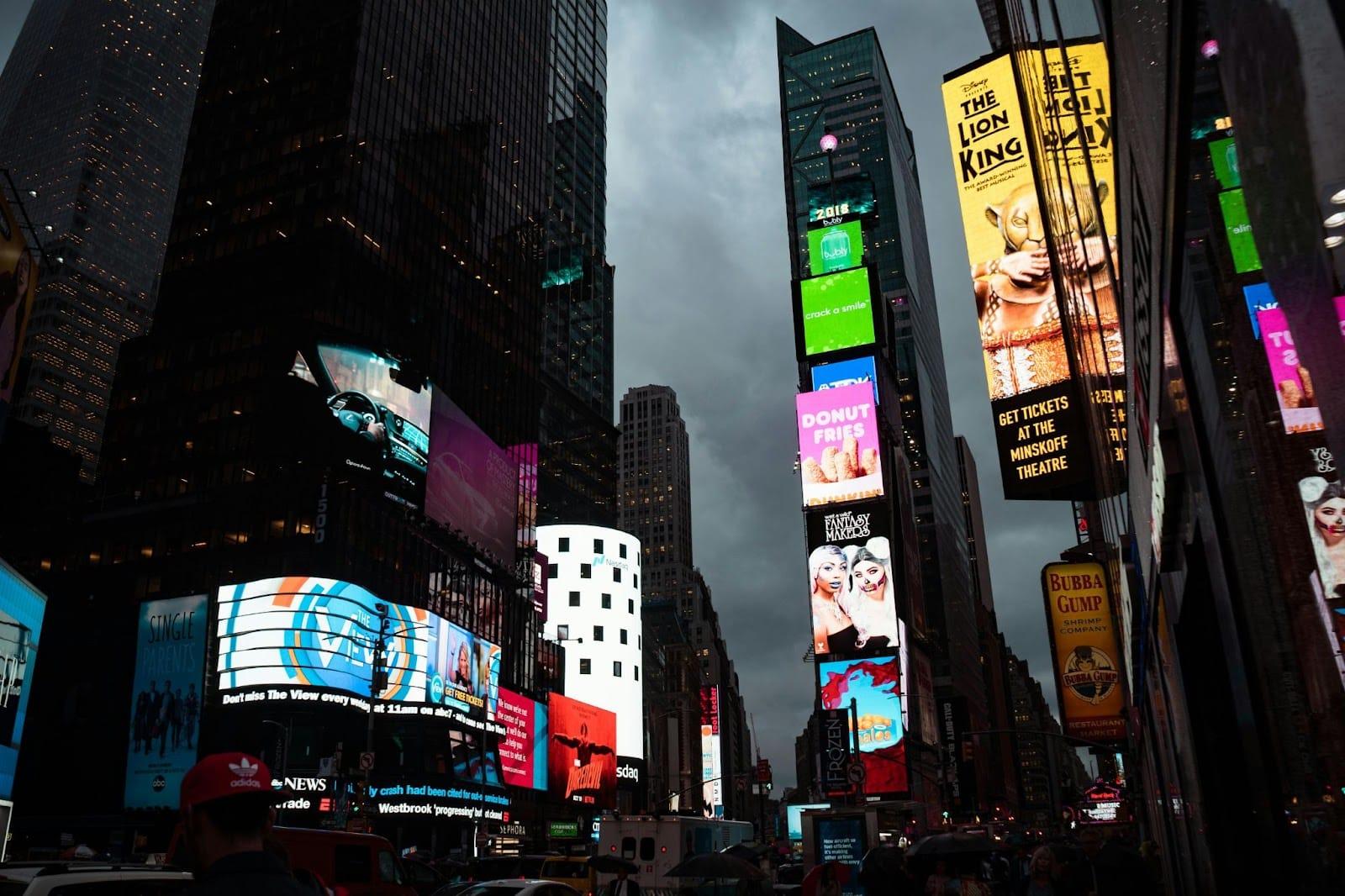 Digital Signage Statistics in 2025 (Trends, Numbers, & More)