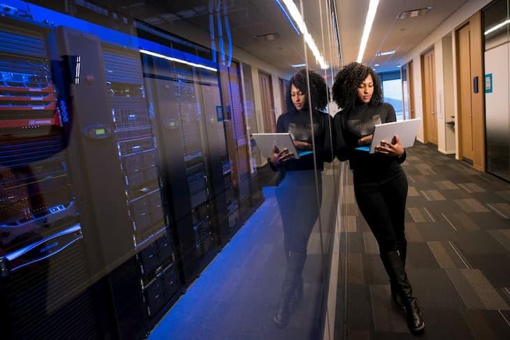 Cloud Based vs On-Premise Digital Signage: Which is Right For Your Business?