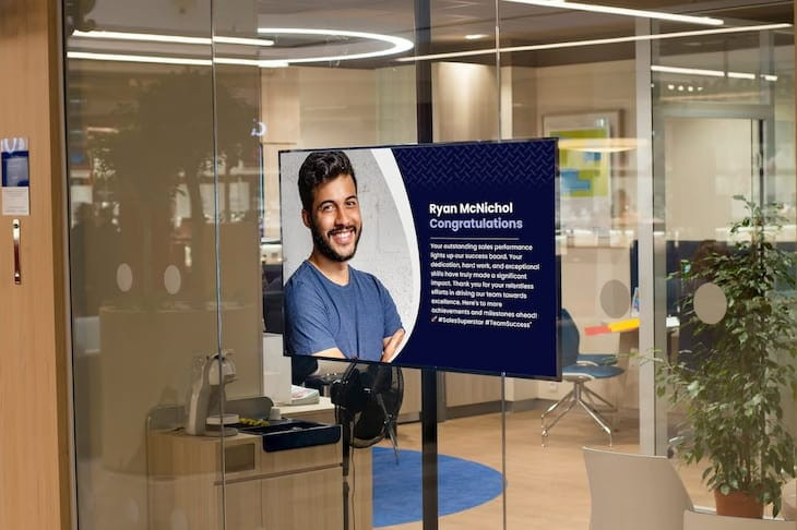 Big Wins Deserve Big Screens: How To Make Employee Recognition Unmissable With Digital Signage