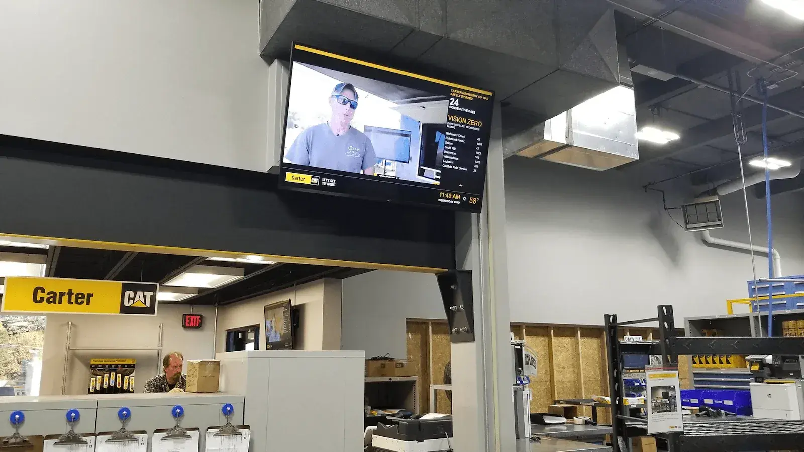 4 Practical Ways Digital Signage Supports Frontline Employees